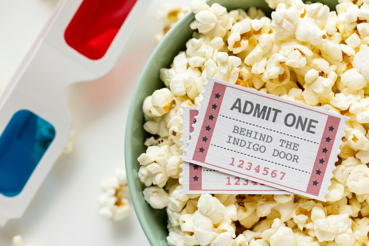 palomitas de maíz con entradas de cine